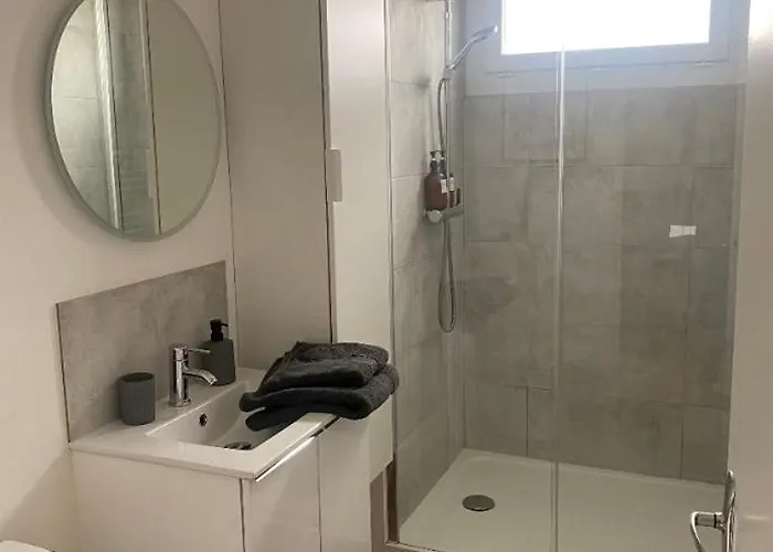 Parking Prive Balcon Cafe * ラモンヴィル・サン・タニュ